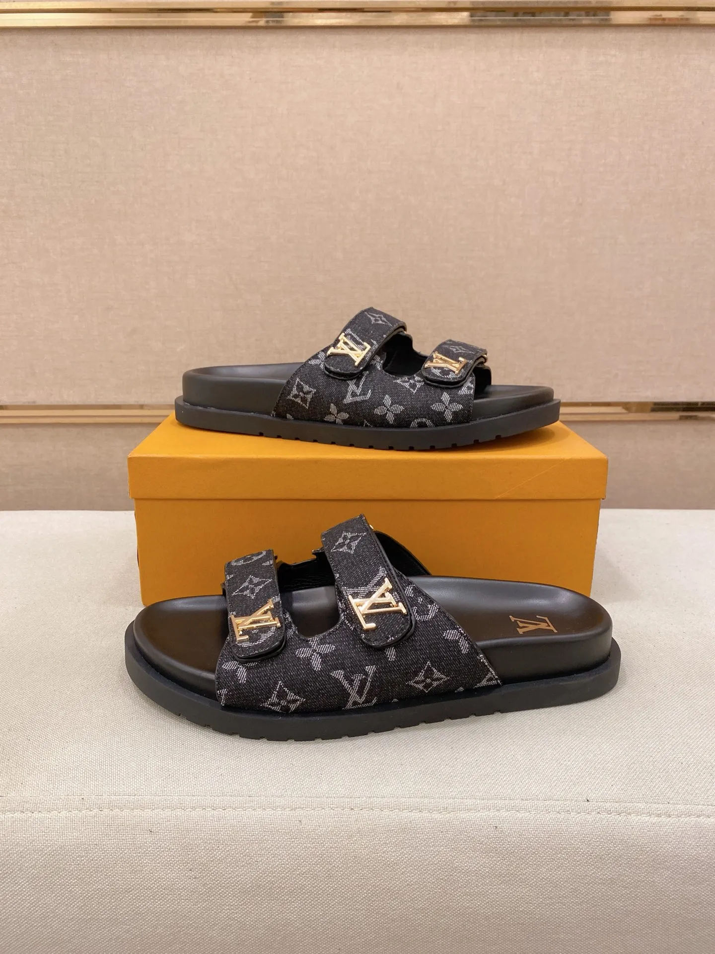 Men's shoes💰: 320💰Made by LV🔍Top purchasing agent, men's spring and summer slippers are available at the same counter. The uppers are made of cowhide imported from Italy, with logo graphics and high-quality craftsmanship. Soles: original soles specially provided by the original factory. Exclusive molded soles are super comfortable. Original goods with single order, 🔍🔍high quality, you can enter and exit the counter at will. Welcome to compare, code number 38-44. Can be customized45